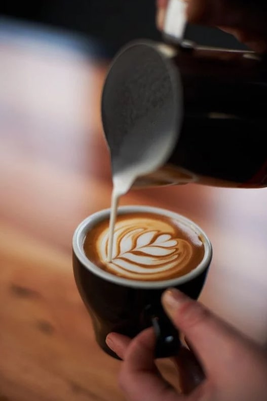 Đánh sữa pha cà phê latte dễ dàng hơn với ca Inox đánh sữa