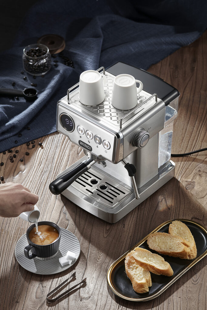 Thưởng thức cà phê với máy pha cà phê Espresso Winci EM3212 
