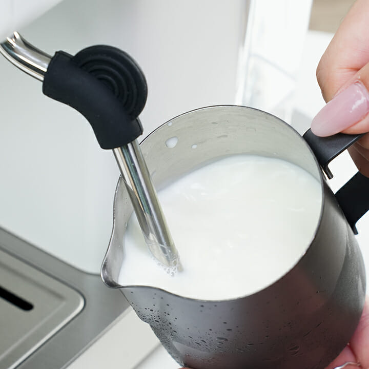 Đặt cốc đánh sữa 1 góc nghiêng 45 độ so với vòi hơi