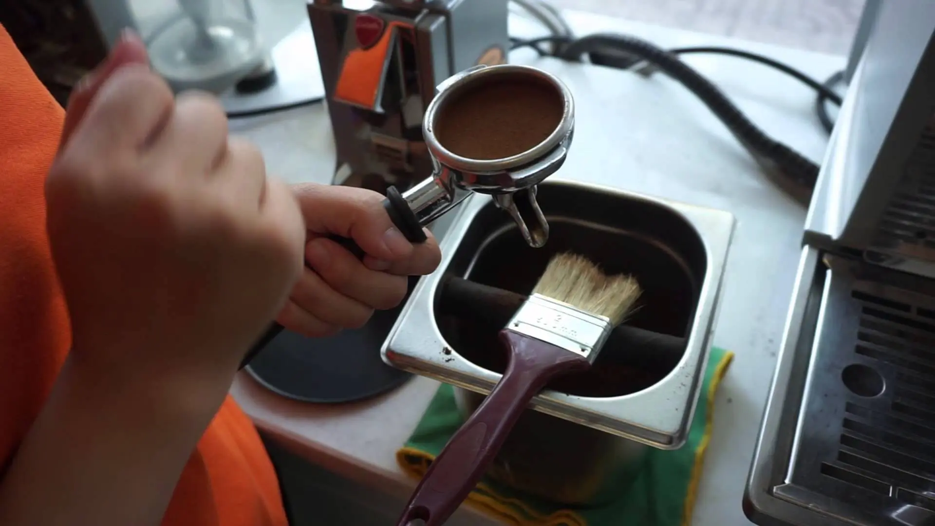 Cách nén cà phê pha máy