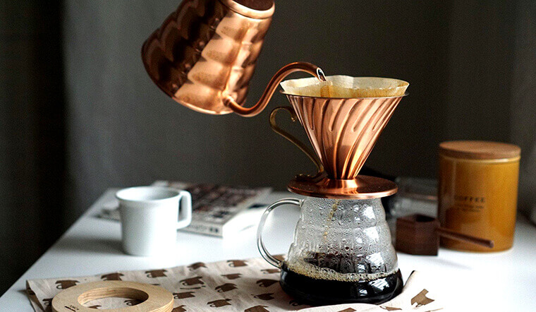Cách pha cà phê túi lọc bằng tách