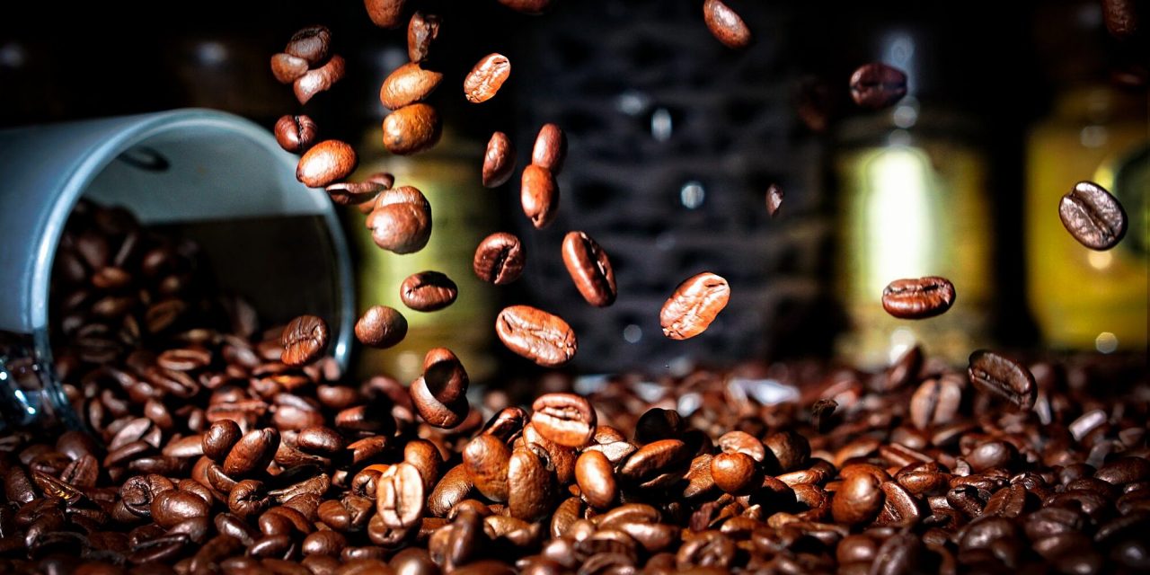 Tại sao pha cà phê xay từ hạt lại ngon hơn cà phê xay sẵn?