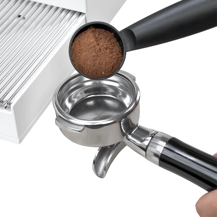 Cho cà phê vào rây lọc của máy pha cà phê Winci EM56