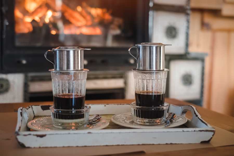 Cách pha cà phê đen nóng bằng phin