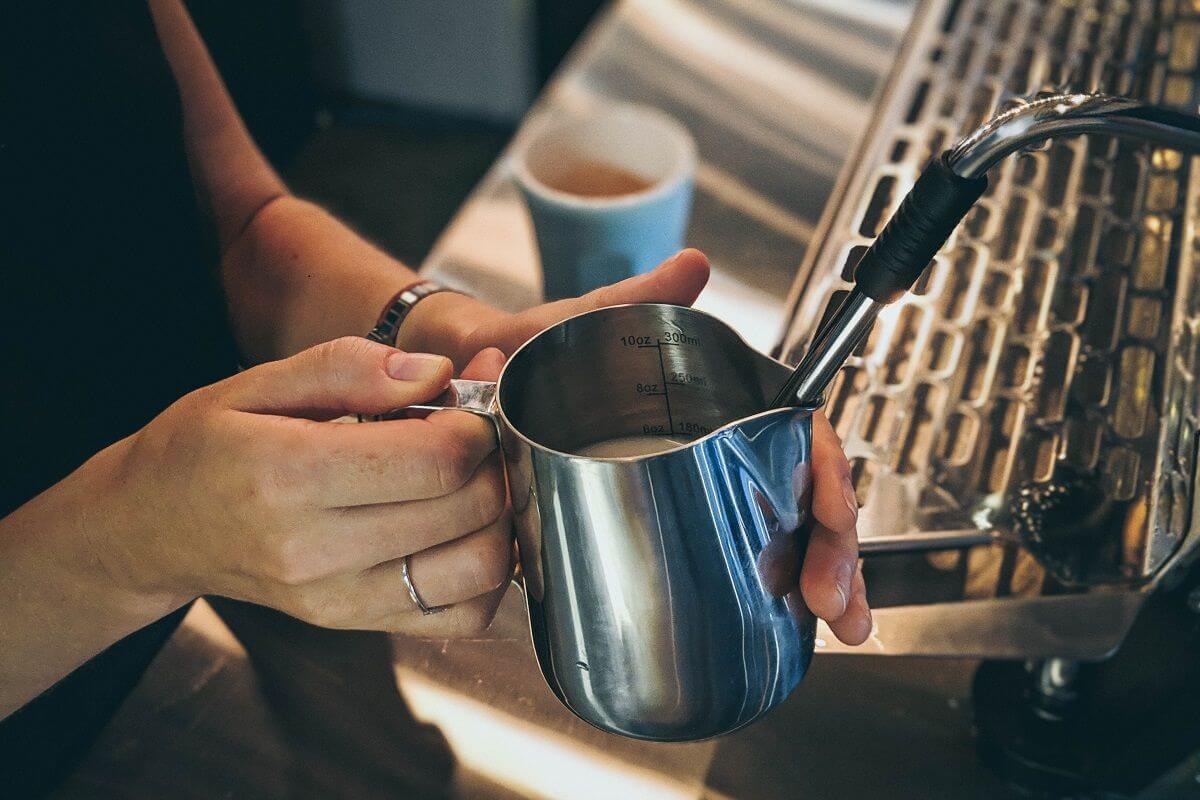 Cách đánh sữa bằng máy pha cà phê siêu dễ