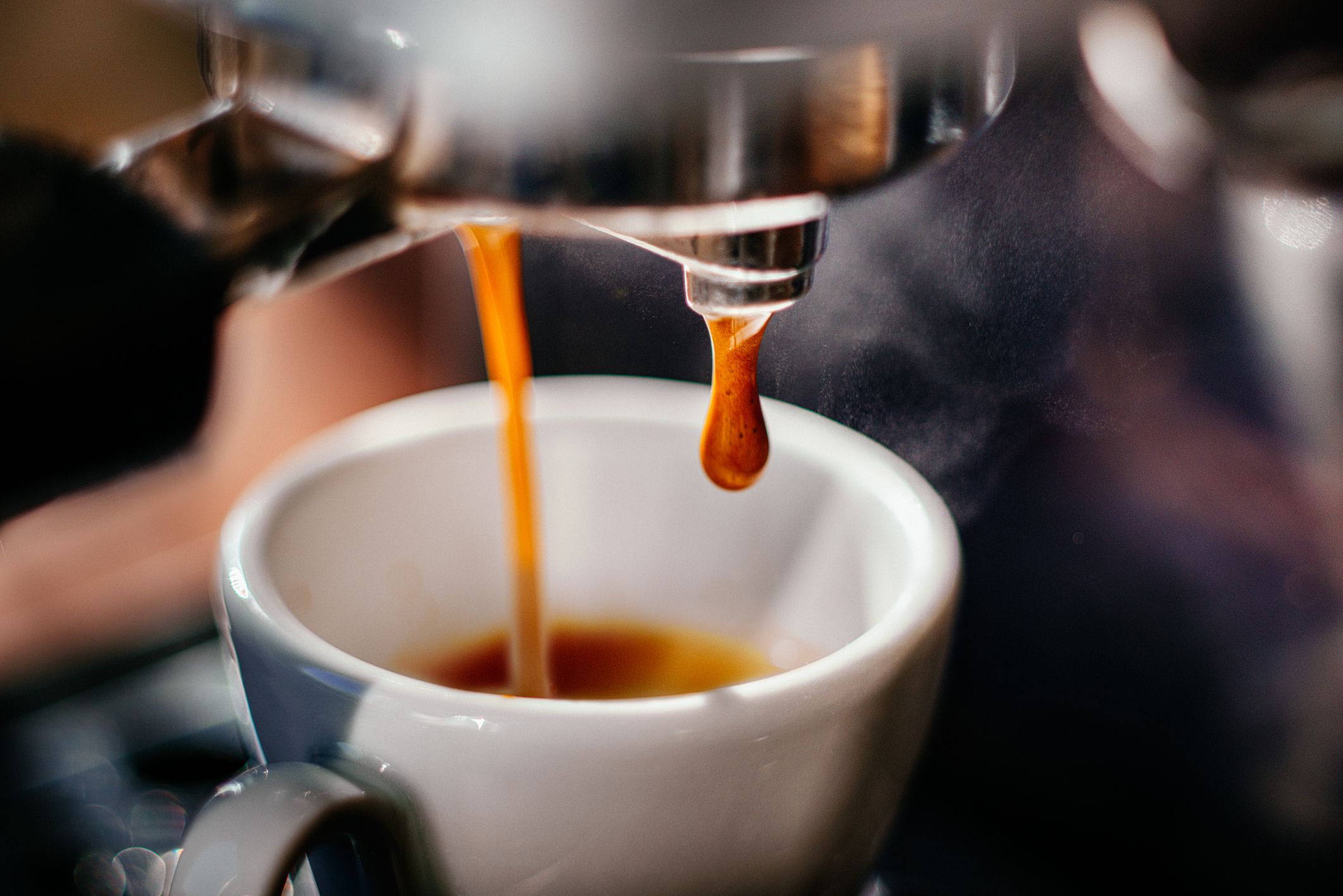 Cách pha cà phê sữa nóng bằng máy pha cà phê