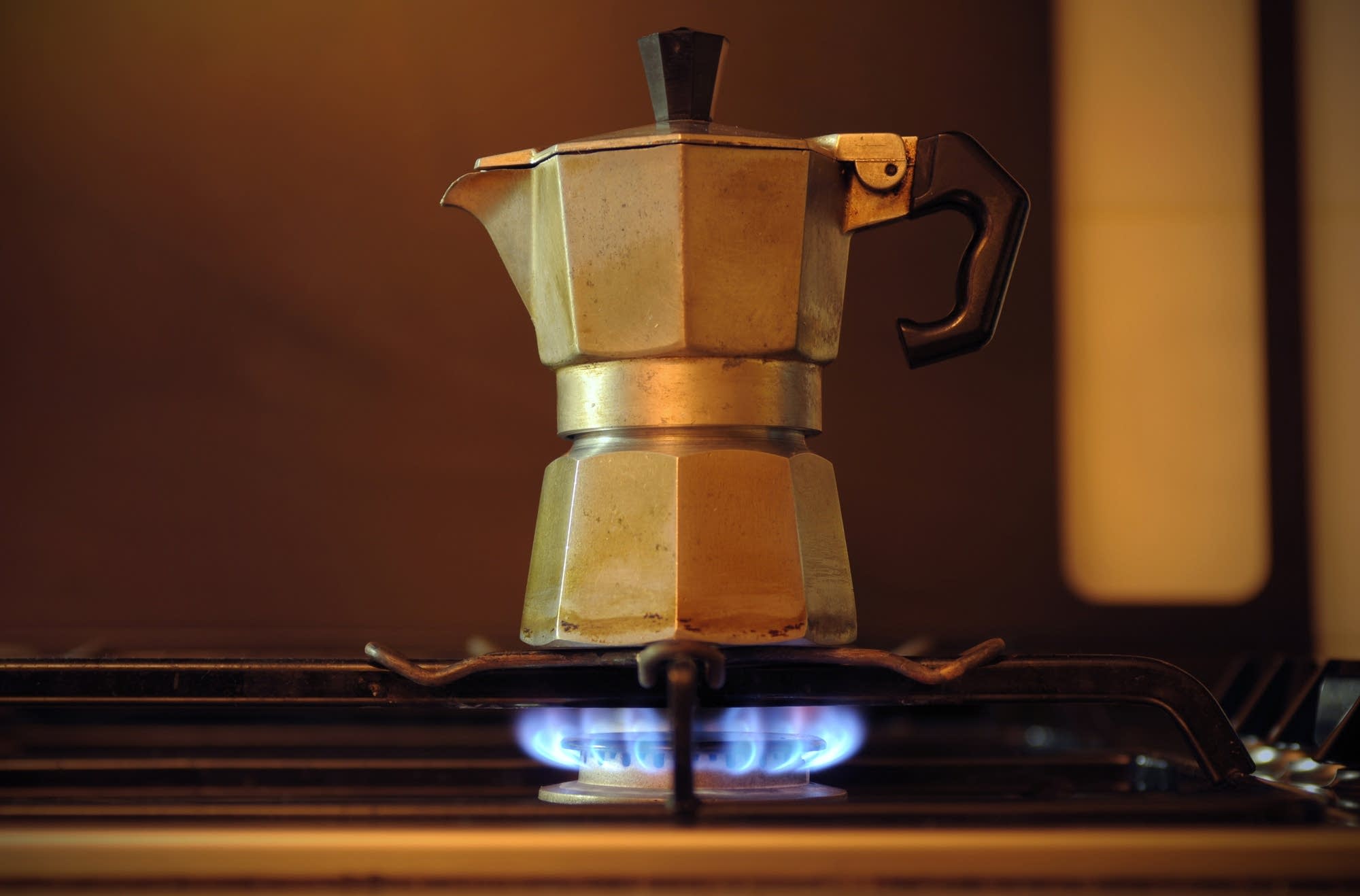 Nhận biết cà phê đã chín với cách pha cà phê bằng bình Moka Pot