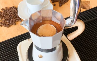 So sánh sự khác biệt giữa cà phê pha bằng ấm moka và máy pha cà phê espresso: Lựa chọn nào phù hợp với bạn?