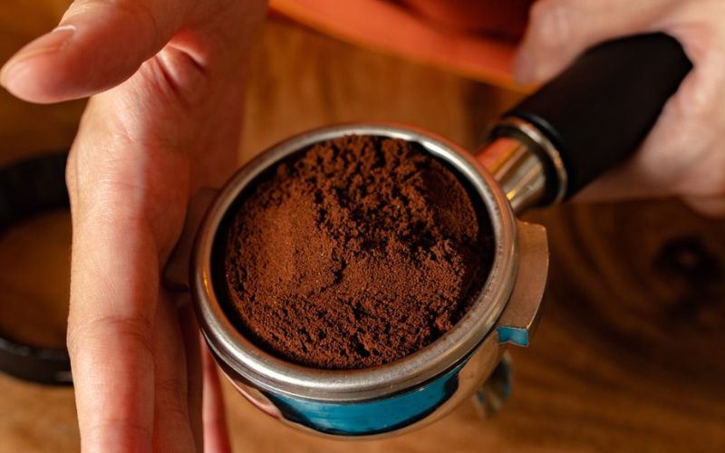 Cách Nhận Biết Cà Phê Có Vị Khét Khi Đang Pha Bằng Máy 7 Điều chỉnh lại độ mịn, lượng cà phê và lực nén cũng là một trong những tip giúp ngăn chặn tình trạng cà phê có vị khét