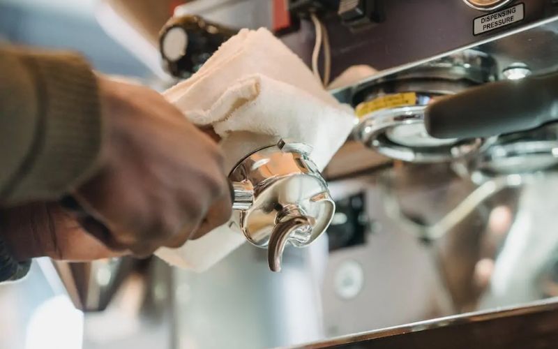 Nên chọn máy có phần bình chứa nước tách rời hoàn toàn với thân để dễ vệ sinh và có chế độ khử cặn tự động
